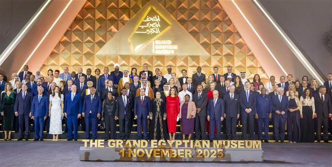 الرئيس السيسي يتوسط صورة تذكارية مع المشاركين في حفل افتتاح المتحف الكبير