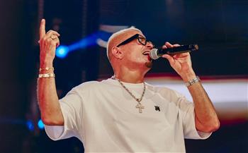 مرتديًا قلادة مفتاح الحياة الفرعونية.. عمرو دياب يتألق في حفل أسطوري بدبي