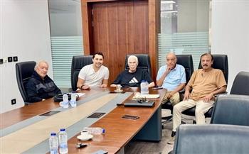 بعد تعافيه من الوعكة الصحية.. حسن شحاتة يحضر اجتماعات اللجنة الفنية