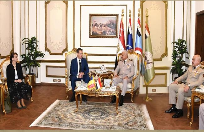 وزير الدفاع والإنتاج الحربى يلتقى وزير الدفاع الرومانى 