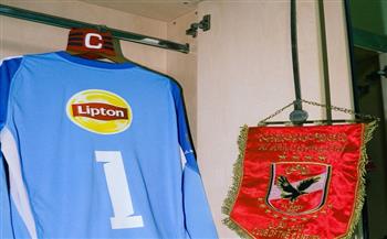 الدوري الممتاز.. قمصان الأهلي تزين ملعب برج العرب قبل مواجهة المصري| صور