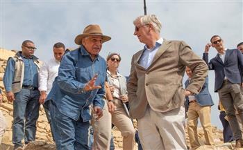 زاهي حواس يستقبل ملك بلجيكا بسقارة 