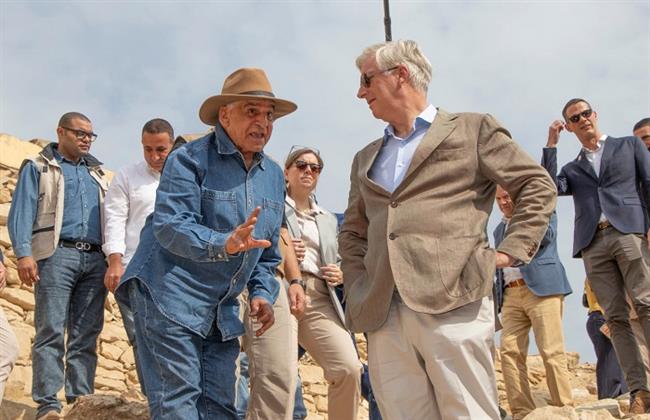 زاهي حواس يستقبل ملك بلجيكا بسقارة 