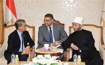 وزير الأوقاف يستقبل الوزير المكلف بالشئون الإسلامية بسنغافورة ويصطحبه في جولة بمسجد مصر الكبير