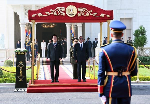 الرئيس السيسي يستقبل نظيره الكوري الجنوبي (صور)