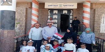بالتزامن مع أعياد الطفولة.. رئيس مدينة القصير يستقبل عدد من الأطفال بمقر الوحدة المحلية 