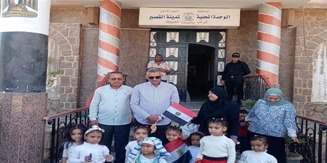 بالتزامن مع أعياد الطفولة.. رئيس مدينة القصير يستقبل عدد من الأطفال بمقر الوحدة المحلية 