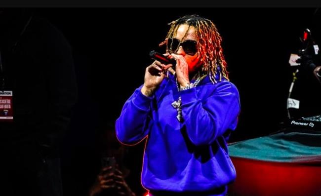 نجم شهير يخطف معجبًا ويعذّبه لساعات داخل منزله 