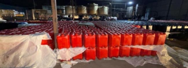 مداهمة مصنع "بدون ترخيص" لإعادة تدوير زيوت تشغيل محركات السيارات بالجيزة