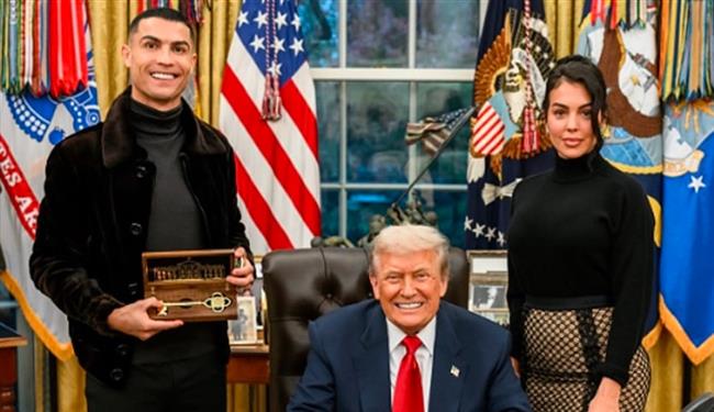 هدية غير مسبوقة.. ترامب يمنح رونالدو مفتاح المكتب البيضاوي