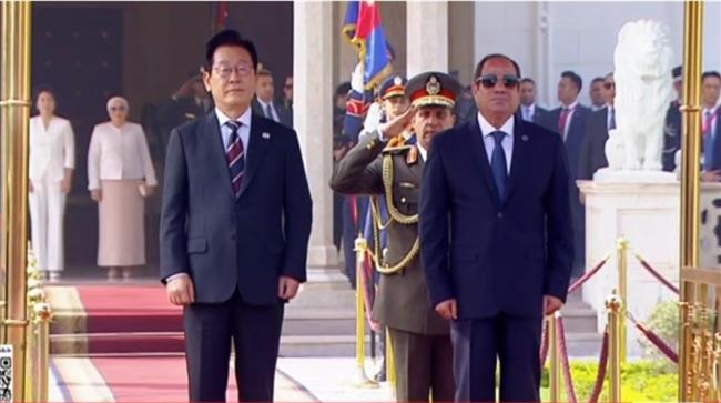 الرئيس السيسي يستقبل نظيره الكوري الجنوبي في قصر الاتحادية