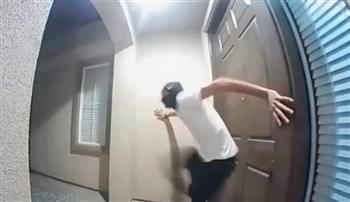 ركل الأبواب.. تحد خطير على تيك توك يسقط مراهقين في أيدي الشرطة