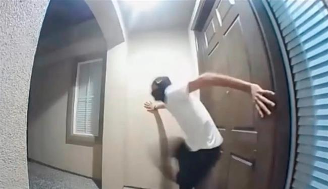 ركل الأبواب.. تحد خطير على تيك توك يسقط مراهقين في أيدي الشرطة