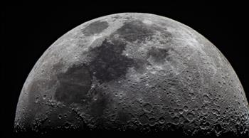 العلماء يرصدون "نمش" غريب على سطح القمر