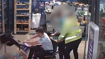 فيديو.. لص على كرسي متحرك يسرق متجرًا بطريقة لا تخطر على البال