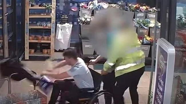 فيديو.. لص على كرسي متحرك يسرق متجرًا بطريقة لا تخطر على البال