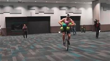 بدراجة أحادية العجلة و7 كرات بولينج.. أمريكي يدخل موسوعة جينيس (فيديو)