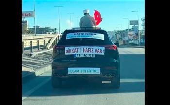 أتمّ حفظ القرآن.. أسرة تركية تحتفل بابنها بطريقة مؤثرة في الشارع (فيديو)