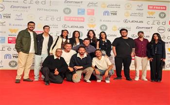 أبطال فيلم "صف تاني" يتوافدون على السجادة الحمراء في اليوم الختامي لمهرجان القاهرة السينمائي