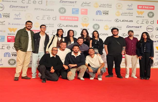 أبطال فيلم "صف تاني" يتوافدون على السجادة الحمراء في اليوم الختامي لمهرجان القاهرة السينمائي