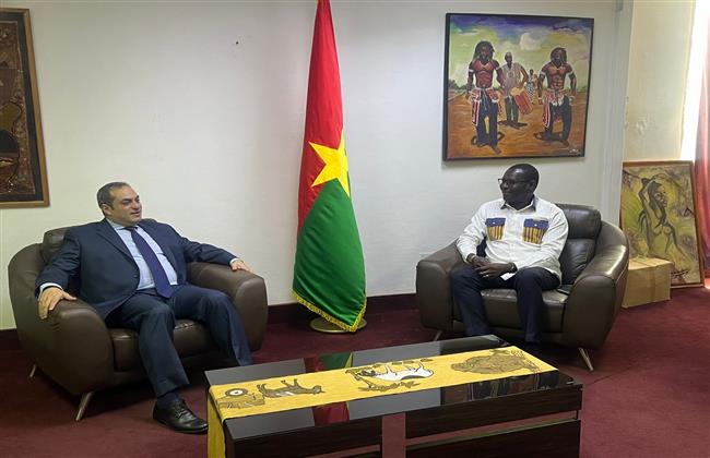 وزير السياحة البوركيني يستعرض مع سفير مصر سبل الاستفادة من الخبرات المصرية   