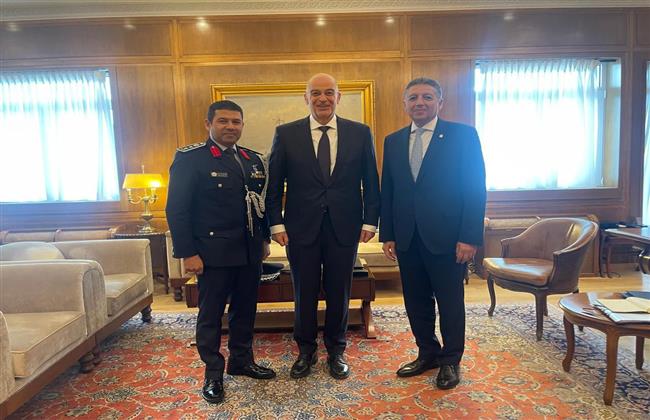 سفير مصر في اليونان ووزير الدفاع اليوناني يناقشان سبل تطوير الشراكة الثنائية
