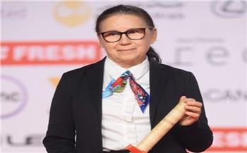 المخرجة العالمية إنيدي تحصد «الهرم الذهبي» وتعبّر عن سعادتها بالاحتفاء في القاهرة