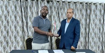 تكريم الناقد هيثم الهواري في  كينيا الدولي للمسرح 