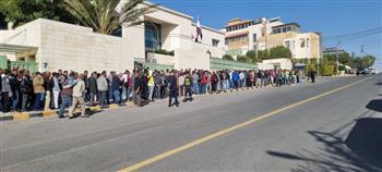 الجالية المصرية بالأردن تحتشد أمام سفارتها للمشاركة في انتخابات مجلس النواب