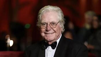 حسين فهمي: ترميم 20 فيلمًا "أبيض وأسود".. ونتجه لاستخدام الذكاء الاصطناعي في صناعة الأفلام