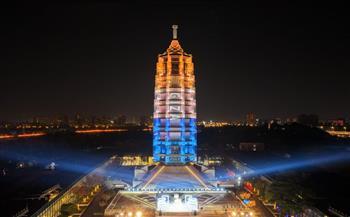 إضاءة برج «نانجينغ» أحد أبرز رموز العمارة الصينية التقليدية بأسم محافظة الجيزة 
