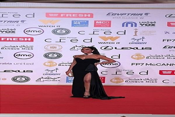 نسرين أمين تخطف الأنظار على السجادة الحمراء في ختام مهرجان القاهرة السينمائي