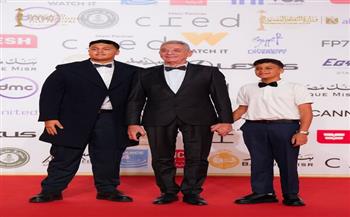 محمود حميدة يخطف الأنظار بظهوره مع أحفاده على السجادة الحمراء في ختام مهرجان القاهرة