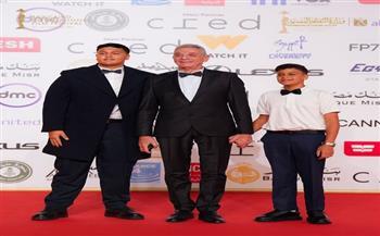 محمود حميدة يخطف الأنظار بظهوره مع أحفاده على السجادة الحمراء في ختام مهرجان القاهرة