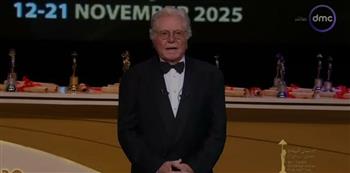 حسين فهمي في حفل ختام القاهرة السينمائي: قوة السينما في إبقاء الحقيقة حيّة