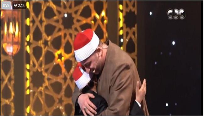 لجنة تحكيم دولة التلاوة تُشيد بأداء أصغر المتسابقين.. والنعماني يحتضنه 