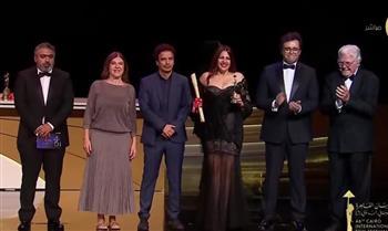 النجمة التونسية عفاف بن محمود تفوز بجائزة أحسن ممثلة عن فيلم "الجولة 13" بختام مهرجان القاهرة السينمائي 