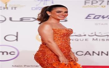 بفستان برتقالي لامع.. بسمة تخطف الأضواء في ختام مهرجان القاهرة 