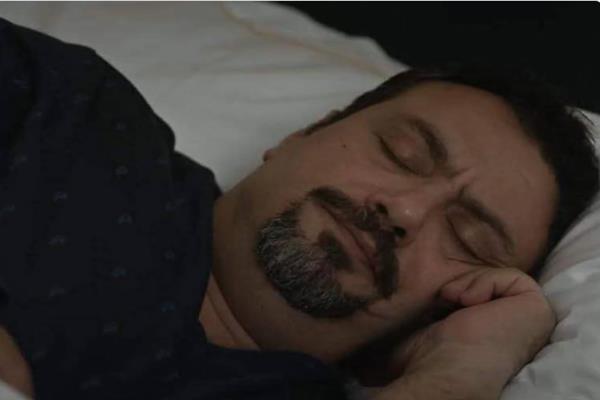 مراد مكرم يمازح جمهوره: "وإيه في الدنيا أجمل من راحة البال؟"