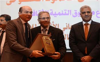 الاتحاد العام  للآثاريين العرب يمنح درع «الريادة» لحمدي سطوحي