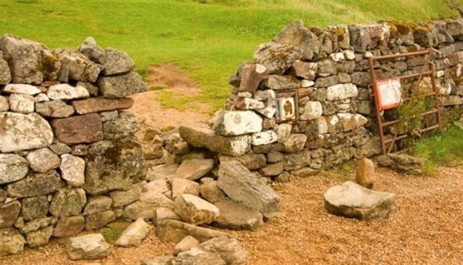 من أجل صورة على إنستجرام.. شباب يهدمون جدار قلعة تاريخية