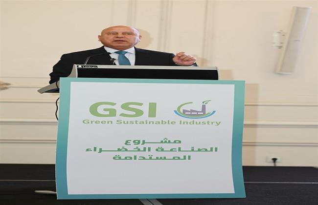 وزير الصناعة والنقل يستعرض خطة التحرك العاجلة لخفض الانبعاثات الكربونية في الصناعة المصرية