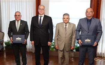 البترول وقناة السويس توقعان مذكرة تفاهم حول الإجراءات التنفيذية لإنشاء محطة للإسالة والتموين بالغاز الطبيعي