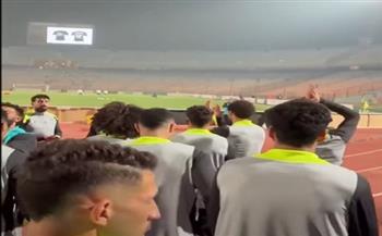 لاعبو الزمالك يوجهون التحية للجماهير بتشيرتات تحمل صورة الراحل محمد صبرى 