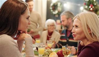 لتحافظي على هدوئك وسط التجمعات العائلية.. اتبعي تلك الطرق