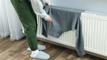 وراء دفء الشتاء.. مخاطر غير مرئية لتجفيف الغسيل على المدفأة