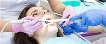 هل جلسات تنظيف الأسنان بانتظام تتلف طبقة المينا؟.. طبيب يوضح