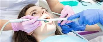 هل جلسات تنظيف الأسنان بانتظام تتلف طبقة المينا؟.. طبيب يوضح