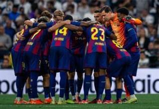 مدافع برشلونة يقترب من تجديد تعاقده مع الفريق