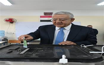 المستشار حنفي جبالي يدلي بصوته في انتخابات مجلس النواب